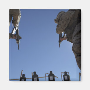 Mariniers wisselen tijdschriften om te vuren magneet