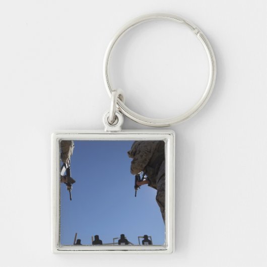 Mariniers wisselen tijdschriften om te vuren sleutelhanger (Voorkant)