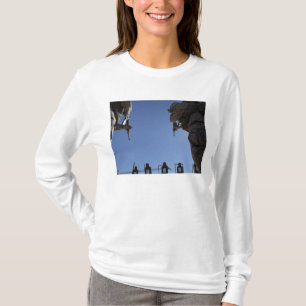 Mariniers wisselen tijdschriften om te vuren t-shirt