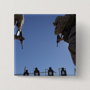 Mariniers wisselen tijdschriften om te vuren vierkante button 5,1 cm