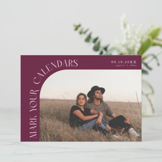 Mark Your Calendars Cranberry Curved Frame Photo Save The Date (Staand voorkant)