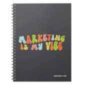Marketing is mijn vibe, groovy kleurrijk gepersona notitieboek (Voorkant)