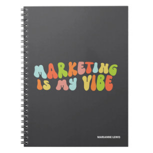 Marketing is mijn vibe, groovy kleurrijk gepersona notitieboek