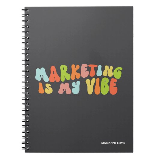 Marketing is mijn vibe, groovy kleurrijk gepersona notitieboek (Voorkant)