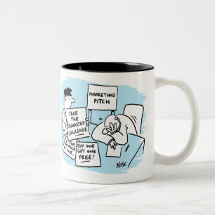 Marketing Manager met de Ideeën van de Campagne va Tweekleurige Koffiemok
