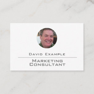 Marketingconsultant met foto van houder visitekaartje