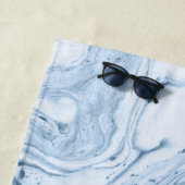 Marmeerzeugen in wit lichtblauw-grijs strandlaken (In situ)