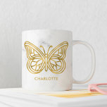 Marmer en Gold Geometric Butterfly, speciaal geper Koffiemok<br><div class="desc">Moderne en trendy witte marmer en bedrukt gouden folie geometrische vlinder gepersonaliseerd ontwerp. Perfect als feestvieren voor quinceaneras,  zoete zestienjarige verjaardagsfeestjes,  vrijgezellenfeesten,  bacheloretfeesten,  afstudeerpartijen,  verjaardagsfeestjes en nog veel meer!</div>