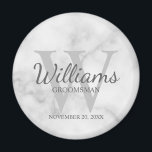 Marmer Gepersonaliseerd Script Groomsmen Magneet<br><div class="desc">Voeg een persoonlijke touch toe aan uw bruiloft met gepersonaliseerde groomsmen magneet. Deze magneet beschikt over gepersonaliseerde groomsman's naam in grijze klassieke script lettertype stijl met bruiloft details in grijze klassieke serif lettertype stijl en monogram in lichtgrijze klassieke serif lettertype stijl als achtergrond, op witte marmeren achtergrond. Ook perfect voor...</div>