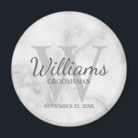 Marmer Gepersonaliseerd Script Groomsmen Magneet<br><div class="desc">Voeg een persoonlijke touch toe aan uw bruiloft met gepersonaliseerde groomsmen magneet. Deze magneet beschikt over gepersonaliseerde groomsman's naam in grijze klassieke script lettertype stijl met bruiloft details in grijze klassieke serif lettertype stijl en monogram in lichtgrijze klassieke serif lettertype stijl als achtergrond, op witte marmeren achtergrond. Ook perfect voor...</div>