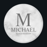 Marmer Gepersonaliseerde Groomsman Naam en Monogra Magneet<br><div class="desc">Modern Zwart-wit Gepersonaliseerde Groomsman Gifts met gepersonaliseerd monogram, groomsman's naam en titel in grijze klassieke serif lettertype stijl op witte marmeren achtergrond. Ook perfect voor de beste man, vader van de bruid en meer. Let op: De marmeren details worden gesimuleerd in het kunstwerk. Bij de vervaardiging van dit product wordt...</div>