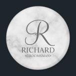 Marmer Gepersonaliseerde Groomsman's Naam en Monog Magneet<br><div class="desc">Elegante zwart-wit gepersonaliseerde groomsman geschenken met gepersonaliseerd monogram in grijze elegante script lettertype stijl met groomsman's naam en titel in klassieke serif lettertype stijl op witte marmeren achtergrond. Ook perfect voor de beste man, vader van de bruid, bruidsmeisje, bruidsmeisje, bloem meisje, moeder van de bruid en meer. Let op: De...</div>