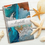 Marmer waterverf zilver turquoise sinaasappel scri planner<br><div class="desc">Een sparkly, faux zilveren folieband met uw manuscript typografie de naam bedekt een rijke, zilveren geaderde, turquoise blauw, en gele oranje achtergrond van de waterverf op deze chemische, elegante, trendy, douanenaam jaarlijkse planner. Personaliseer met jouw naam. Deze planner bestaat uit twee formaten: klein (5, 5 x 8, 5 inch) en...</div>