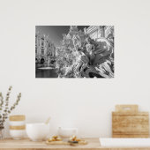 Marmeren beeldfontein in Italiaans piazza B&W foto Poster (Keuken)