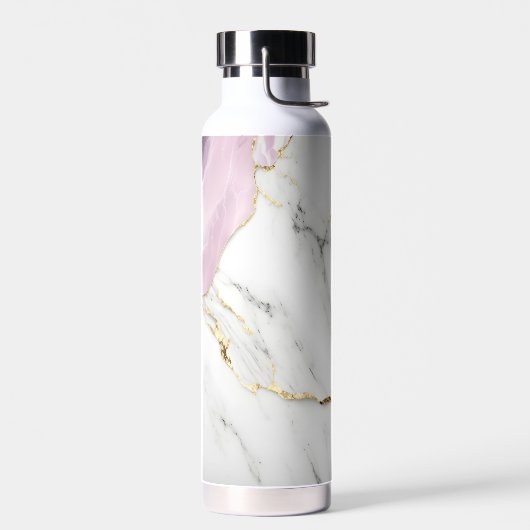 Marmeren textuur achtergrond met een luxe waterfles (Links)