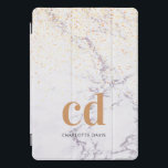 Marmeren witgouden monogram initialen modern iPad pro cover<br><div class="desc">Een stijlvolle witte en grijze marmeren stenen achtergrond met gouden confetti. Gouden en zwarte tekst. Personaliseer en voeg uw monogram initialen en een naam. Zowel voor hem als voor haar. Minimalistisch en modern!</div>