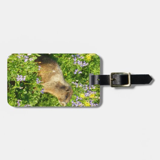 Marmot in Mount Rainier Wildbloemen Bagagelabel (Voorkant horizontaal)