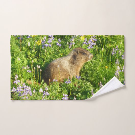 Marmot in Mount Rainier Wildbloemen Handdoek (Handdoek)