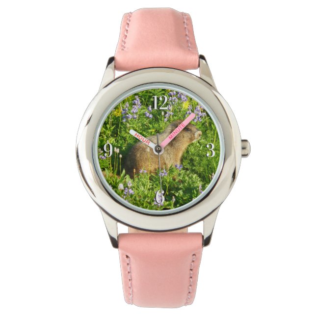 Marmot in Mount Rainier Wildbloemen Horloge (Voorkant)