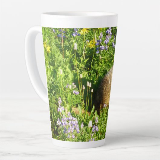 Marmot in Mount Rainier Wildbloemen Latte Mok (Linkerhoek)