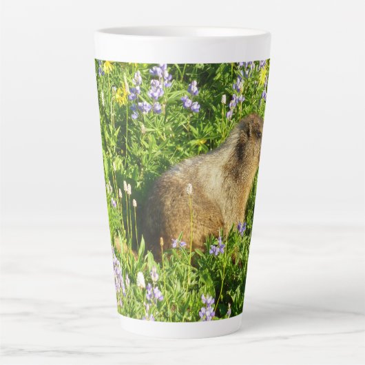 Marmot in Mount Rainier Wildbloemen Latte Mok (Voorkant)