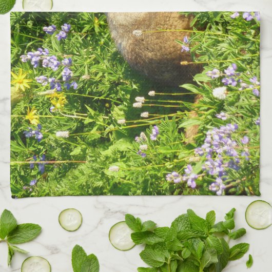 Marmot in Mount Rainier Wildbloemen Theedoek (Gevouwen)