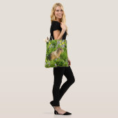 Marmot in Mount Rainier Wildbloemen Tote Bag (Op model)