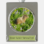 Marmot in Mount Rainier Wildbloemen Verzilverd Banner Ornament (Voorkant)
