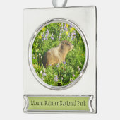 Marmot in Mount Rainier Wildbloemen Verzilverd Banner Ornament (Links)