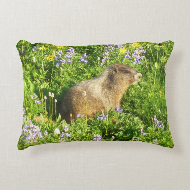 Marmot in Mount Rainier Wilde Bloemen Accent Kussen (Voorkant)