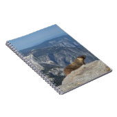 Marmot kijkt half koepel van wolkenrust over - Yo Notitieboek (Rechterzijde)