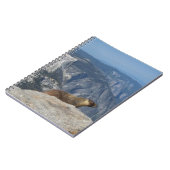 Marmot kijkt half koepel van wolkenrust over - Yo Notitieboek (Linkerzijde)