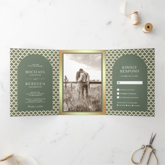 Marokkaanse Quatrefoil Boho Sage Green Arch Weddin Drieluik Uitnodiging (Binnen)