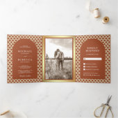 Marokkaanse Quatrefoil Boho Terracotta Arch Bruilo Drieluik Uitnodiging (Binnen)