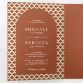 Marokkaanse Quatrefoil Boho Terracotta Arch Bruilo Drieluik Uitnodiging (Binnenzijde eerst)