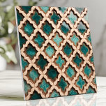 Marokkaanse Quatrefoil Tegel Blauwgroen Rustieke V Tegeltje<br><div class="desc">Breng een vleugje rustieke elegantie naar uw huis met deze prachtige, Marokkaanse geïnspireerde keramische tegel. Het ontwerp is voorzien van een herhalend quatrefoil patroon in verschillende tinten van blauwgroen en turquoise, met een distressed, verweerde afwerking en bruine omtrek voor een look. Deze tegel is ideaal voor het toevoegen van een...</div>
