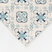 Marokkaanse sierblauwe crème etnisch gesticht in O Fleece Deken (Hoek)