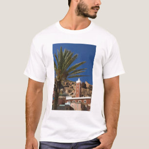 MAROKKO, Anti Atlas, TAFRAOUTE Gebied: ADAI, Rood T-shirt