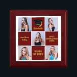 Maroon Afstuderen Aangepast Afstuderen voor fotoco Cadeaudoosje<br><div class="desc">Een klastige douane afstuderen de cadeaudoos van het afstuderen van de fotocollage met klassieke maroon kwadraten en gouden manuscript voor een middelbare schoolsenior die met de klasse van 2023 gradueert. Pas aan met uw senior portretafbeeldingen, schoolnaam en graduatie voor een geweldig gepersonaliseerd afstuderen cadeau. Het is voorzien van een sjabloon...</div>