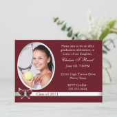 Maroon Afstuderen Foto uitnodiging (Staand voorkant)