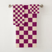 Maroon and beige checkerboard pattern bad handdoek (Insitu)