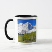 Maroon Bells met herfst espenbos. Mok (Links)