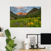 Maroon Bells reflecteert in Calm Maroon Lake Poster (Thuiskantoor)