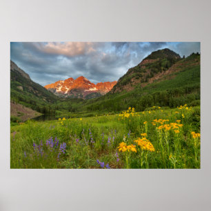 Maroon Bells reflecteert in Calm Maroon Lake Poster