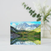 Maroon Bells reflecterend in Maroon Lake Briefkaart (Staand voorkant)