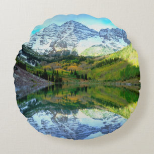 Maroon Bells weerspiegeld in Maroon Lake Rond Kussen