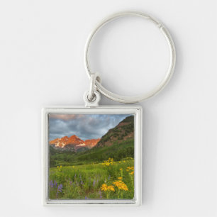 Maroon Bells weerspiegelen in het rustige Maroon L Sleutelhanger