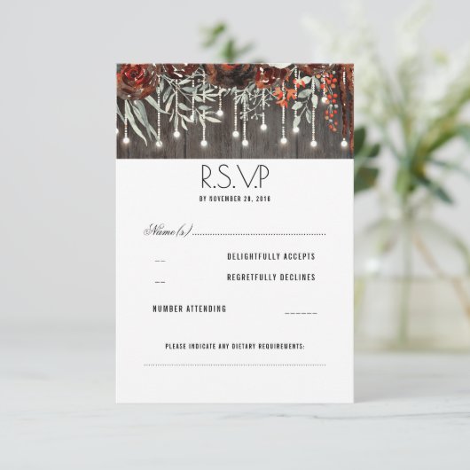 Maroon Bloemen Rustieke String Lights Bruiloft RSV RSVP Kaartje (Staand voorkant)