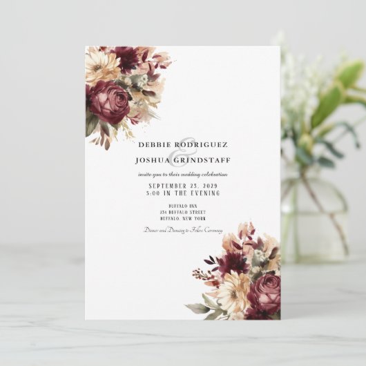 Maroon Burgundy Floral Wedding Invitation  Kaart (Staand voorkant)