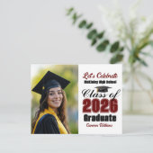 Maroon Class of 2026 Photo Graduation Party Uitnodiging Briefkaart (Staand voorkant)
